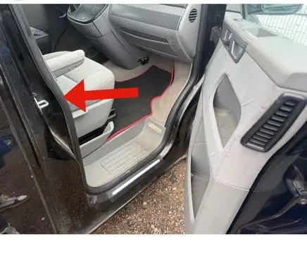 Volkswagen Multivan T5 Front door rubber seal 
