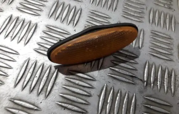 Front fender indicator light