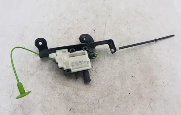 Fuel tank cap lock motor