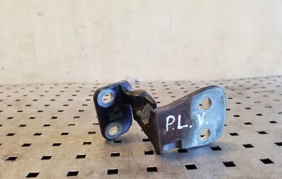 Land Rover Discovery 3 - LR3 Front door upper hinge BDB780052