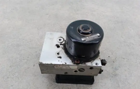 Volvo V70 ABS Pump 8671224P08671223