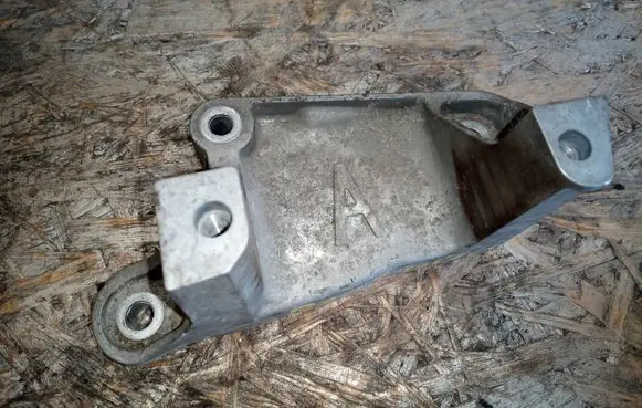 Peugeot 407 Engine mounting bracket 326B97K