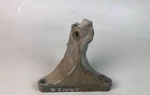 Subaru Outback Engine mounting bracket