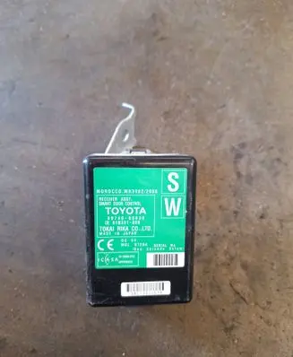 Toyota Avensis T270 Door control unit/module 8974005030 61B381000