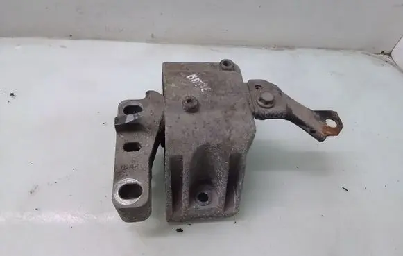 Volkswagen New Beetle Engine mount bracket