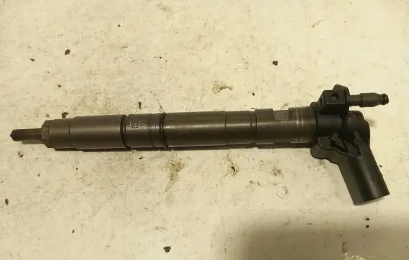 Volkswagen PASSAT B6 Fuel injector 03l130277