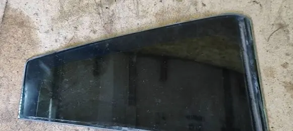 Rear vent window glass