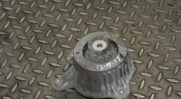 Mercedes-Benz C W205 Engine mount bracket A2052406617