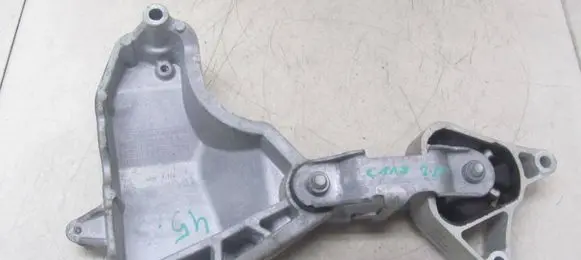 Engine mounting bracket