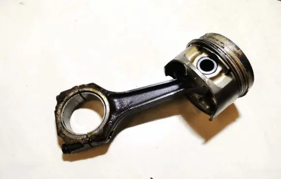 Volvo 440 Piston with connecting rod