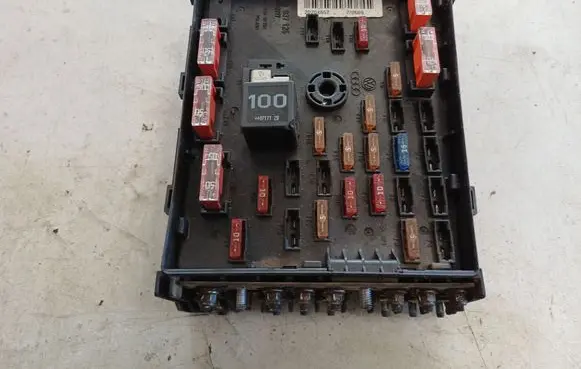 Volkswagen PASSAT B6 Fuse module 3C0937125