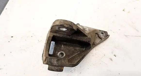 Nissan Juke I F15 Engine mounting bracket