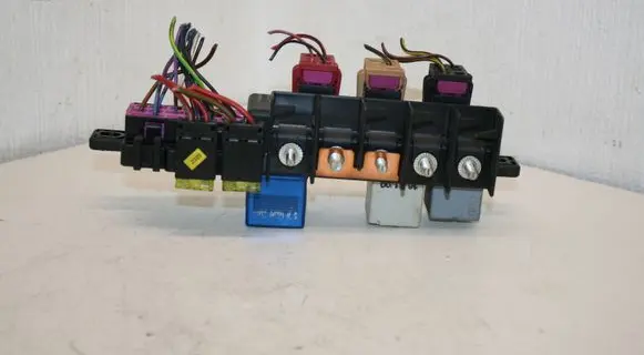 Volkswagen PASSAT B5.5 Relay mounting block 8L0941822A 896083000