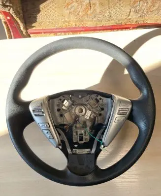 Nissan Note (E12) Steering wheel