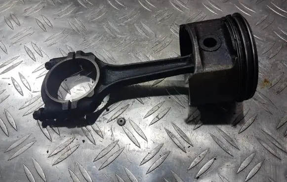 Opel Astra G Piston with connecting rod