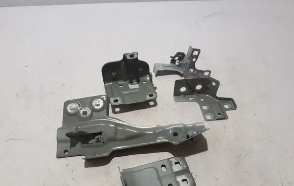 Dacia Duster Fender mounting bracket 638E89657R