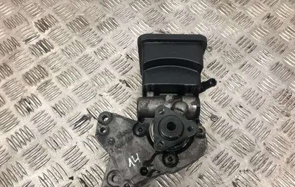 BMW X3 E83 Power steering pump 2247556 32422247556