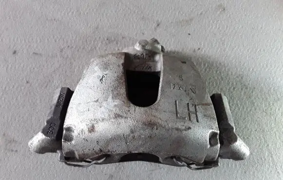 Ford C-MAX II Front brake caliper 813