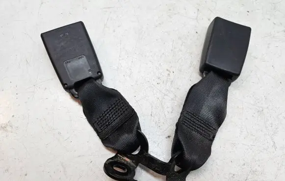 Middle seatbelt buckle (rear)
