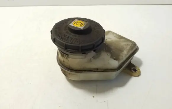 Honda CR-V Brake fluid reservoir 