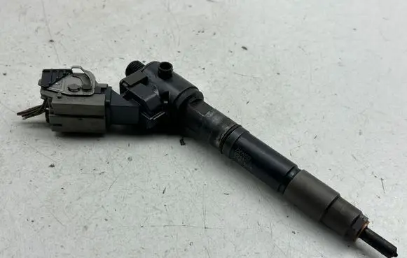 Volvo V40 Fuel injector 2370010