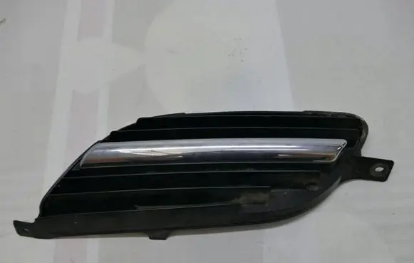 Nissan Almera Tino Front bumper lower grill 82330BU000