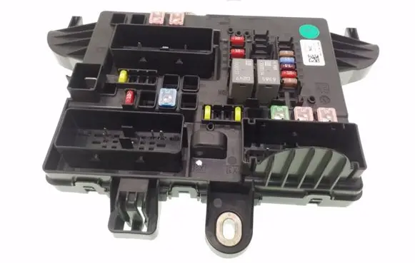 Opel Insignia A Fuse module 13277319