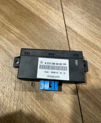 Mercedes-Benz E W212 Air suspension control unit module (rear) A2125406462 00406119 092693300208