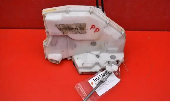 Suzuki Swift I Front door lock 82201-62K30