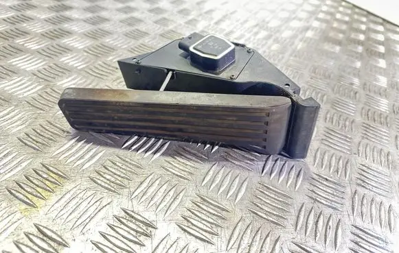 Mercedes-Benz C W204 Accelerator throttle pedal A2043000004