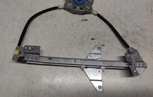 Rear door manual window regulator