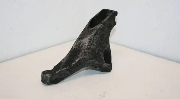Audi A4 S4 B7 8E 8H Engine mounting bracket 8E0199307S