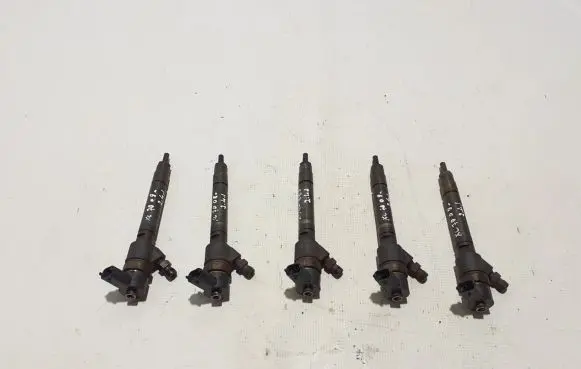 Volvo XC70 Fuel injector 30777526