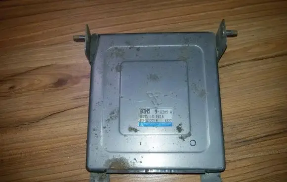 Mazda 323 Engine control unit/module b3m518881a e2t82271m