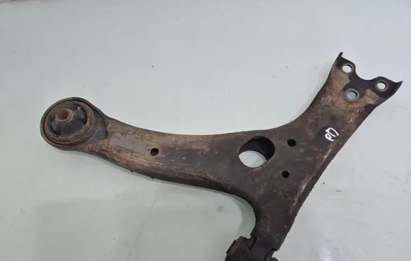 Toyota Prius (XW20) Front lower control arm/wishbone 