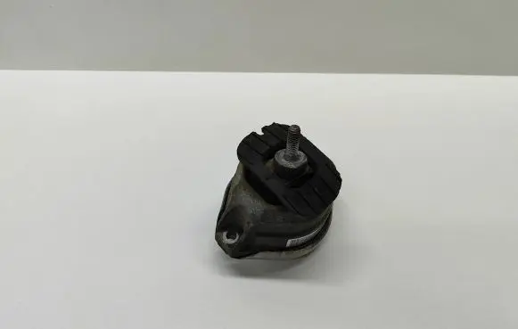 BMW 5 E60 E61 Engine mount bracket 6774619 677461902 15934612
