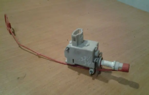 Fuel tank cap lock