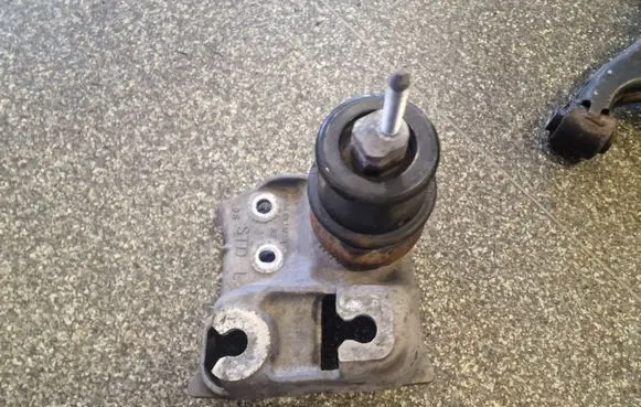 Subaru Legacy Engine mount bracket