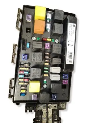 Opel Astra H Fuse module 13285621