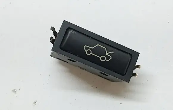 BMW 5 E39 Tailgate/boot open switch button 8365579