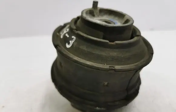 Mercedes-Benz C W203 Engine mount bracket