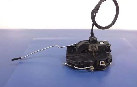 Opel Insignia A Front door lock 13503162