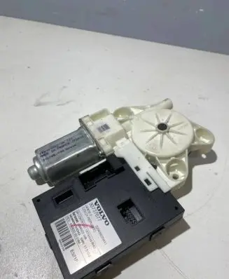Volvo S40 Front door window regulator motor 30737677