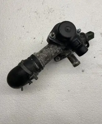 Volkswagen PASSAT B5 Engine coolant pipe/hose 038121133A