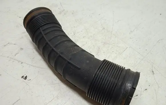 Volvo V70 Air intake hose/pipe 6898050