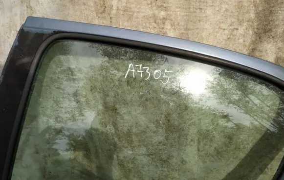 Peugeot 206 Rear door window glass