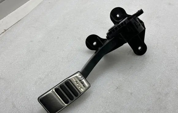 Ford Mustang VI Accelerator throttle pedal CR339F836AB 988122 G1810E0472