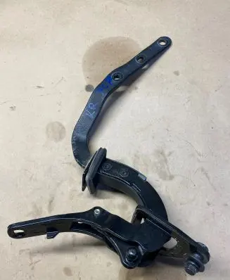 Volvo XC70 Tailgate/trunk/boot hinge 8643157