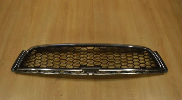Chevrolet Captiva Front bumper upper radiator grill