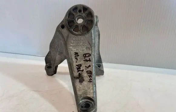 Audi Q7 4L Engine mounting bracket 7L8199308E